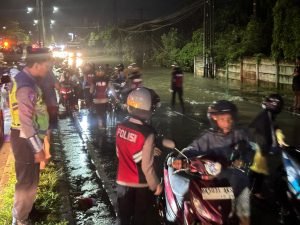 Polisi Hadir untuk Masyarakat: Ditsamapta Polda Sumut Turun Langsung Bantu Warga Hadapi Banjir