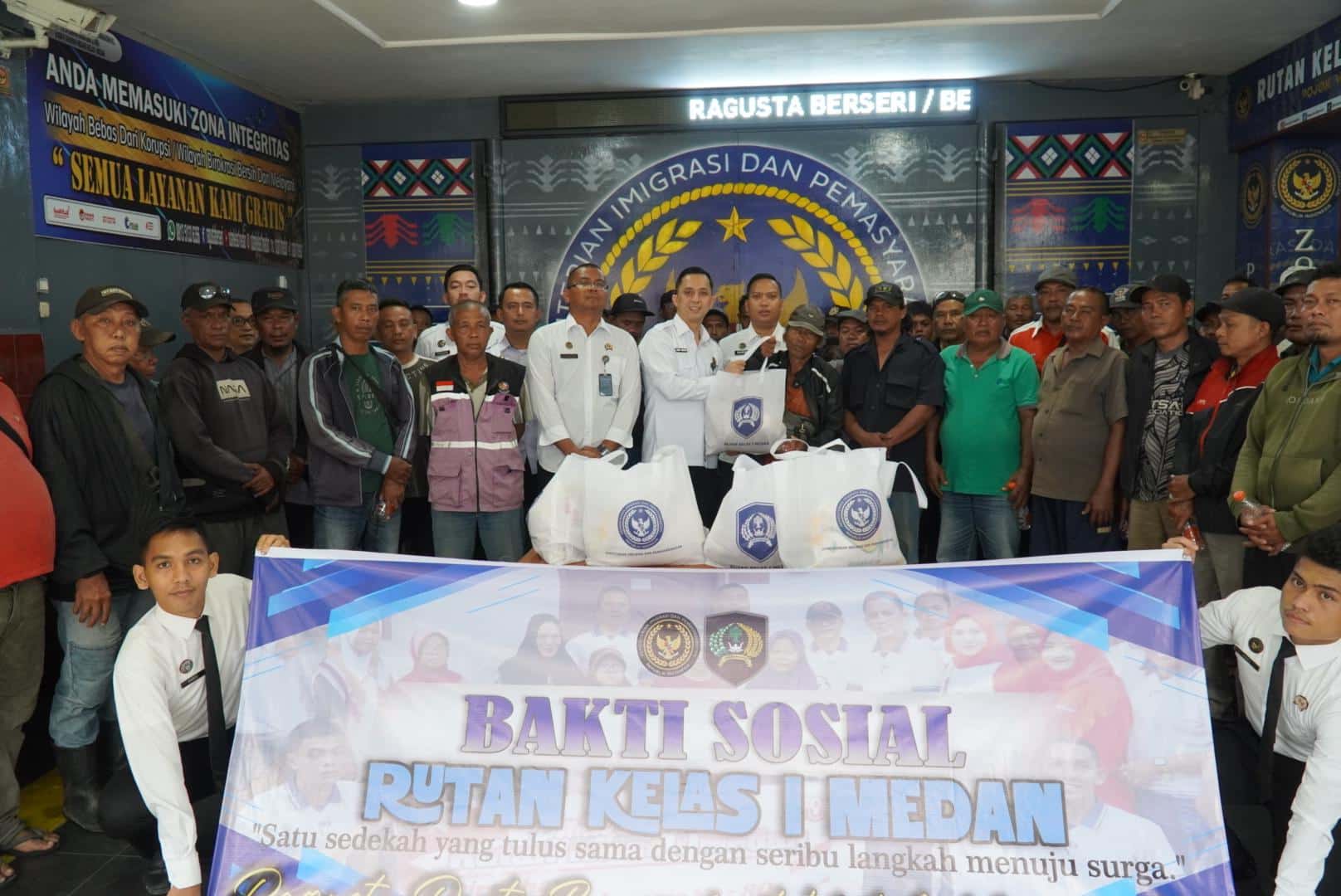 Rutan Kelas I Medan Bagikan 50 Paket Bansos kepada Tukang Becak