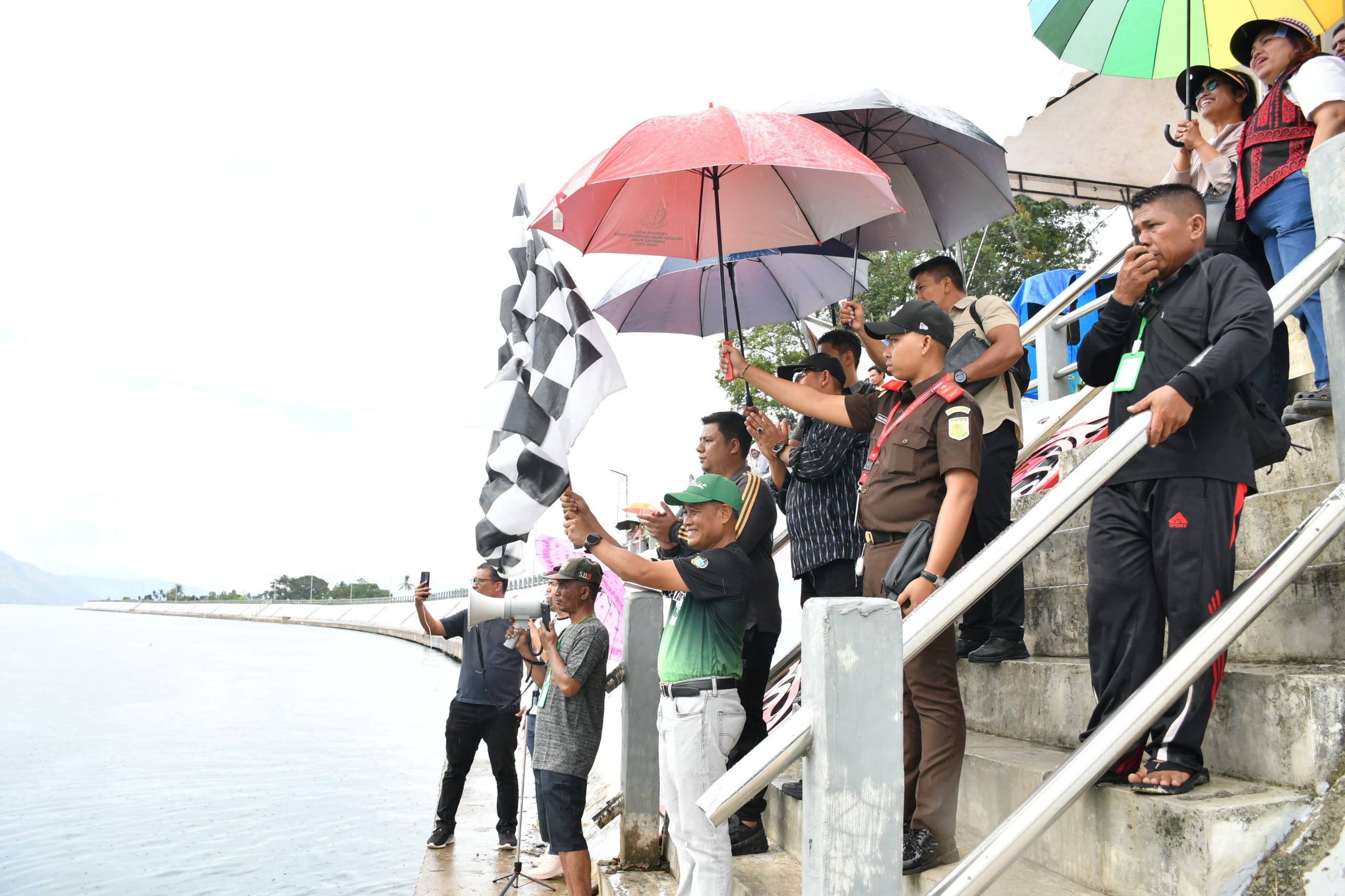 Bupati Samosir Lepas Start Lomba Solu Bolon yang Diikuti 22 TIM