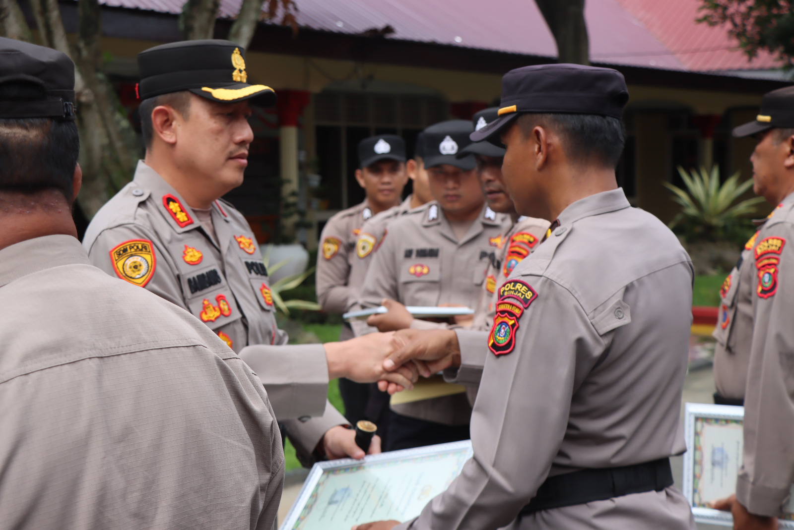 Kapolres Binjai Berikan Penghargaan Terhadap Personil Sat Binmas