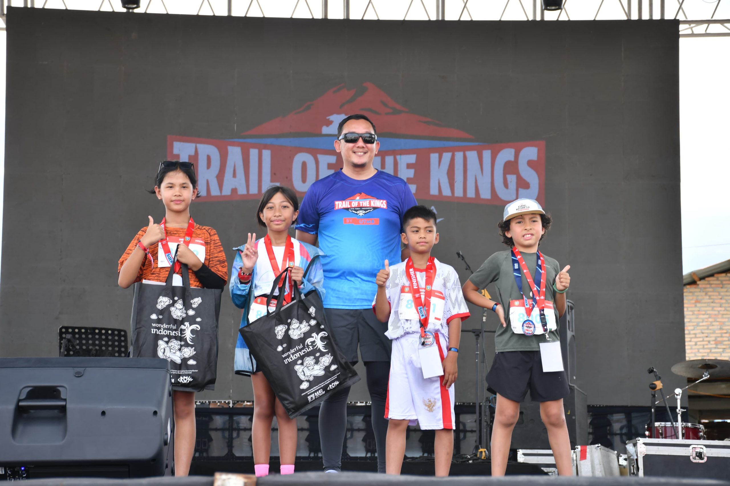 Wabup Samosir Serahkan Hadiah Juara TOTK 2025