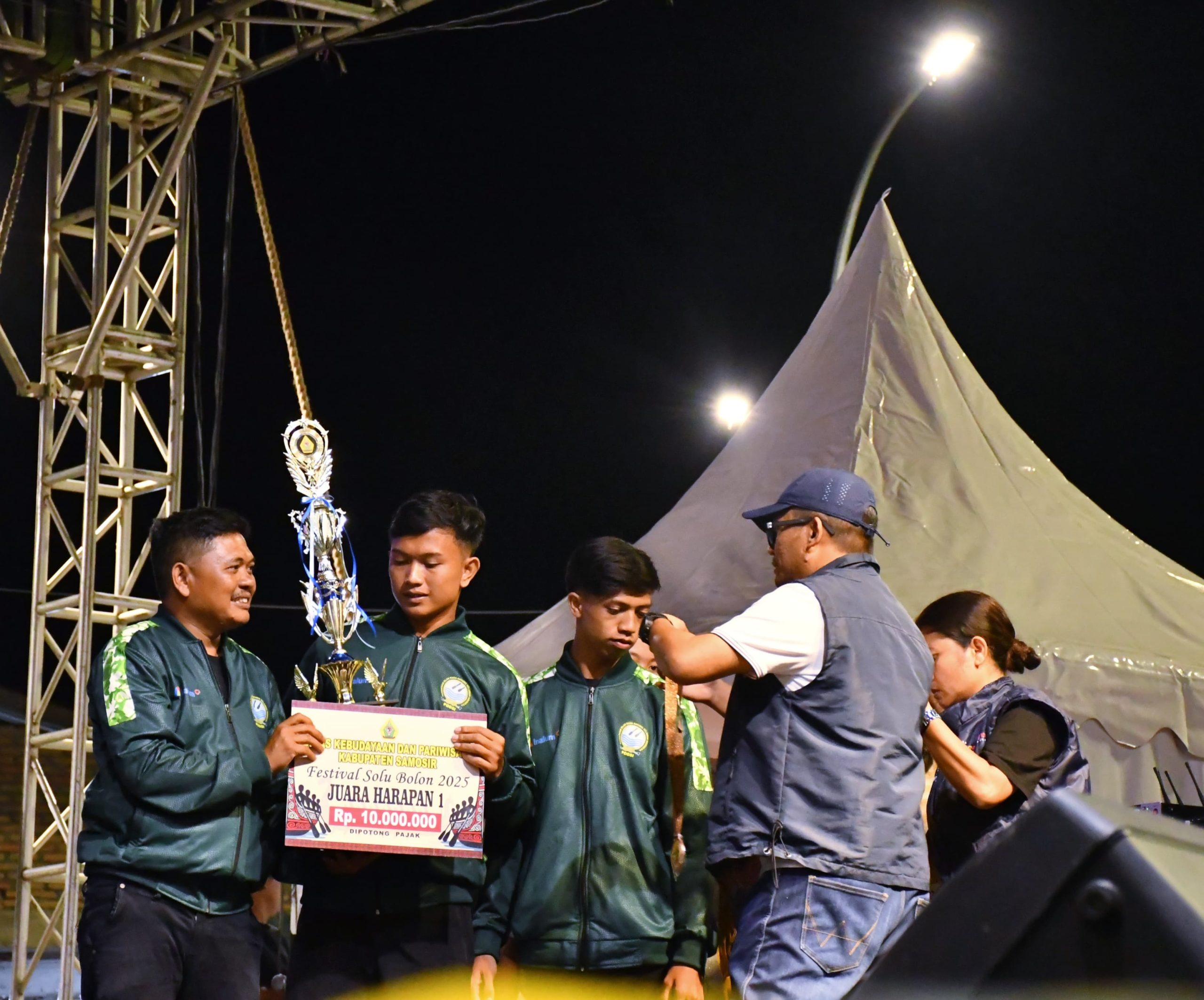 Bupati dan Wabup Serahkan Piala, Medan Juarai Festival Solu Bolon