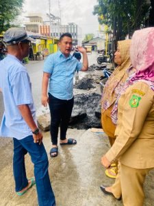 Ketua Komisi I DPRD Medan Reza Pahlevi Lubis Dampingi P3SU Bersihkan Drainase di Tanjung Gusta