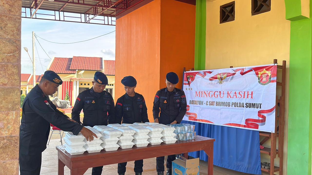 Wujud Kasih dan Kepedulian! Brimob Batalyon C Pelopor Polda Sumut Bagikan Makanan Gratis di Gereja Oikumene