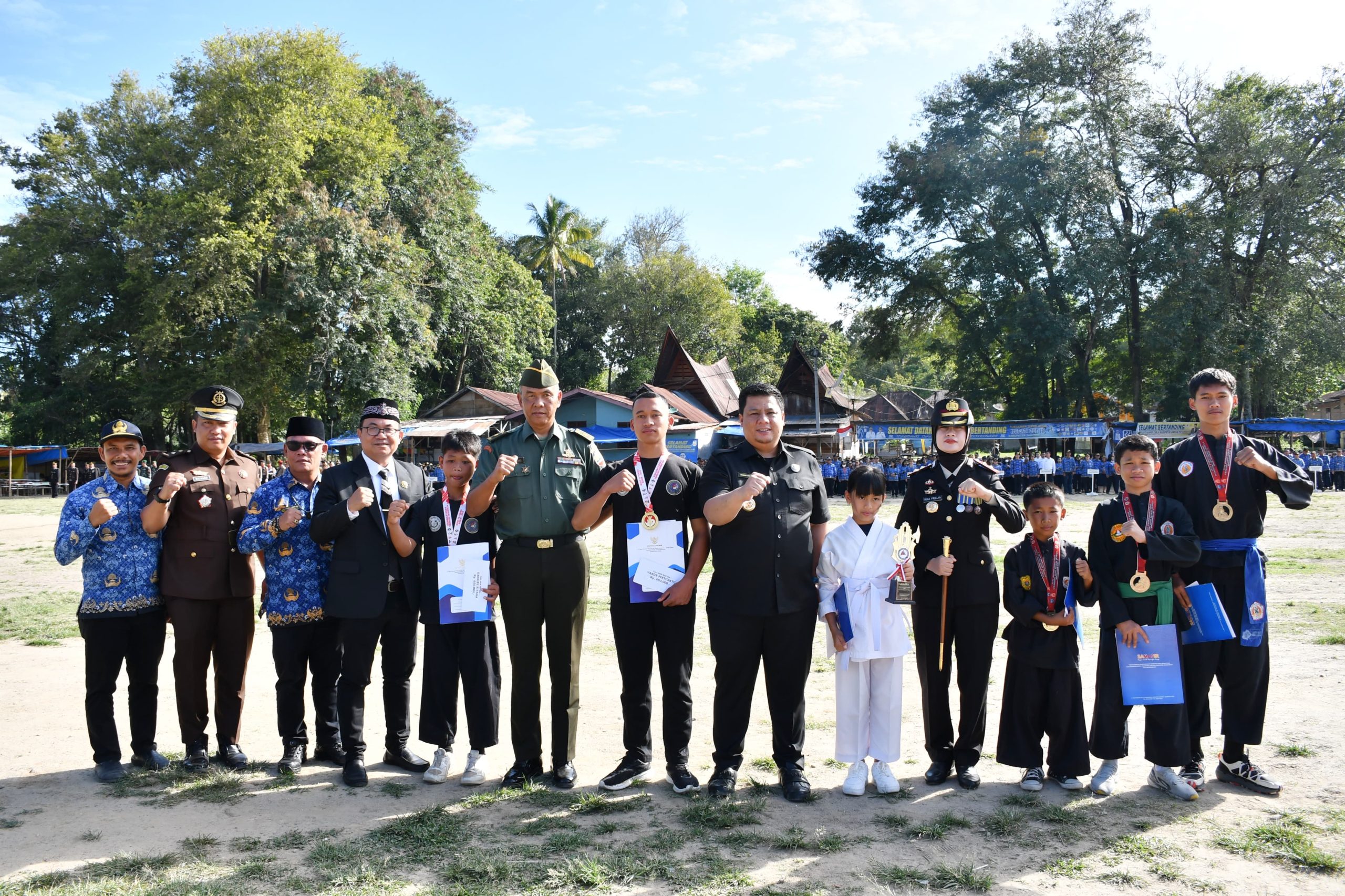 Bupati Samosir Serahkan Penghargaan pada Peringatan Hari Sumpah Pemuda Ke-97 Kepada Atlit Berprestasi