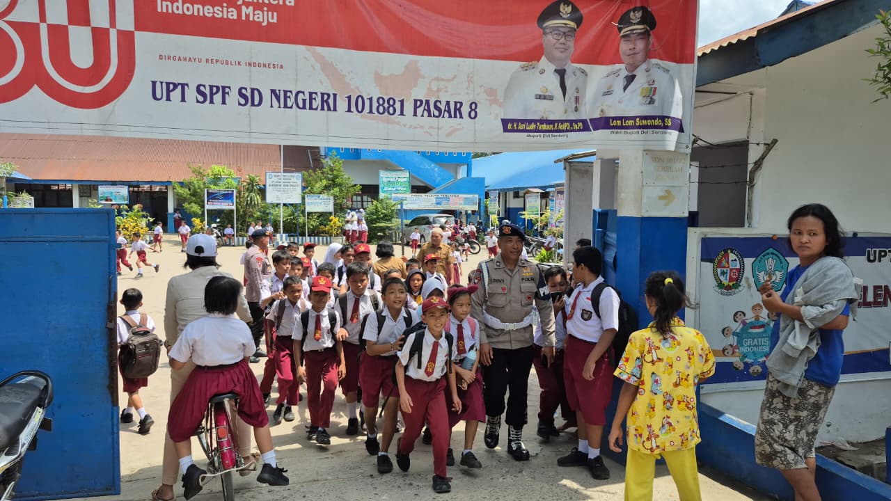 Brimob Sumut Peduli Pendidikan: Personel Kompi 2 Batalyon A Pelopor Antar Pelajar SD Pulang Sekolah dengan Aman dan Nyaman