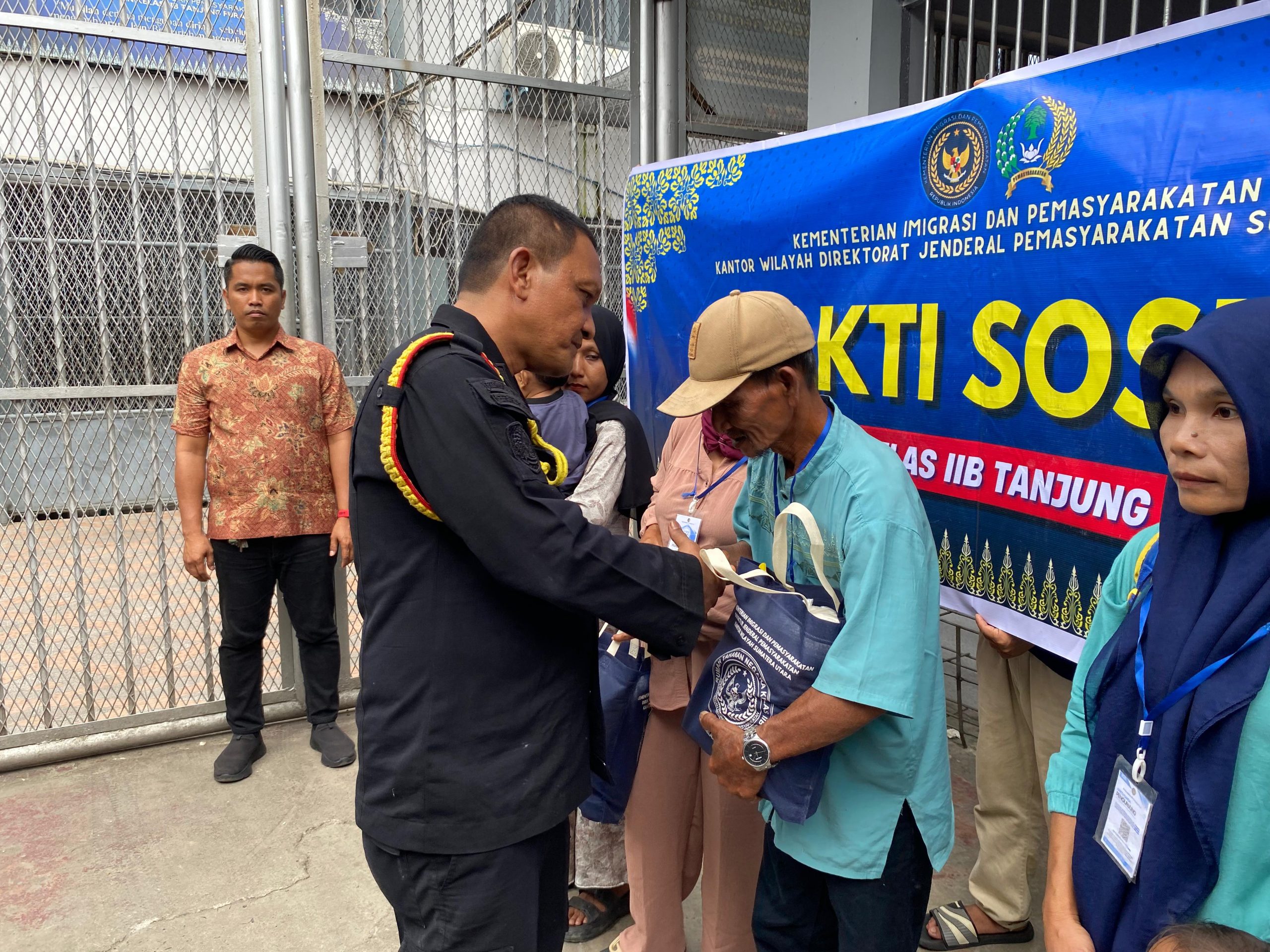 Tebar Kebaikan, Rutan Tanjung Pura Kembali Salurkan Bantuan Sosial Secara Rutin