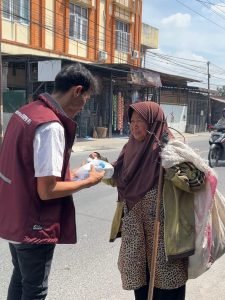 BPN Deli Serdang Gelar Jum’at Berkah, Bagikan Makanan ke Warga