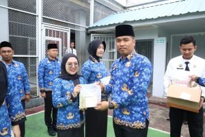 Jaga Kesehatan Tubuh, Karutan Tanjung Pura Bagikan Multivitamin kepada Pegawai