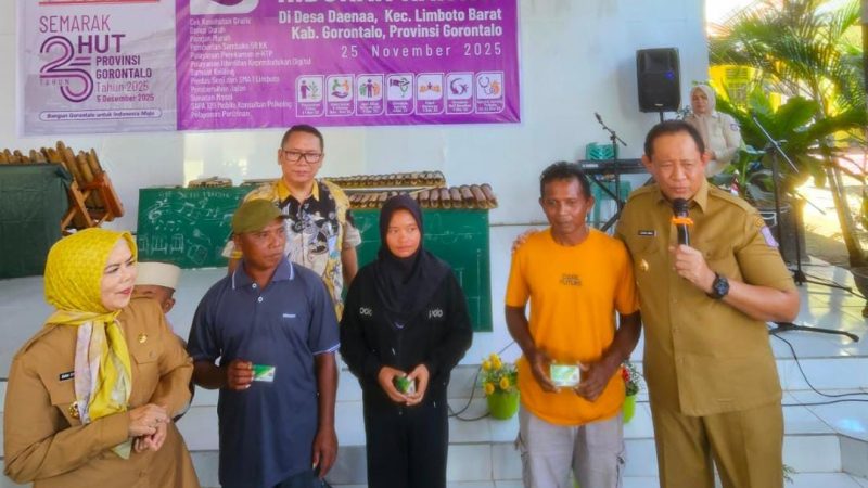 Semarak HUT ke-25 Gorontalo Dari Desa Daenaa : Gubernur dan Wakil Serahkan Kartu Jamsostek