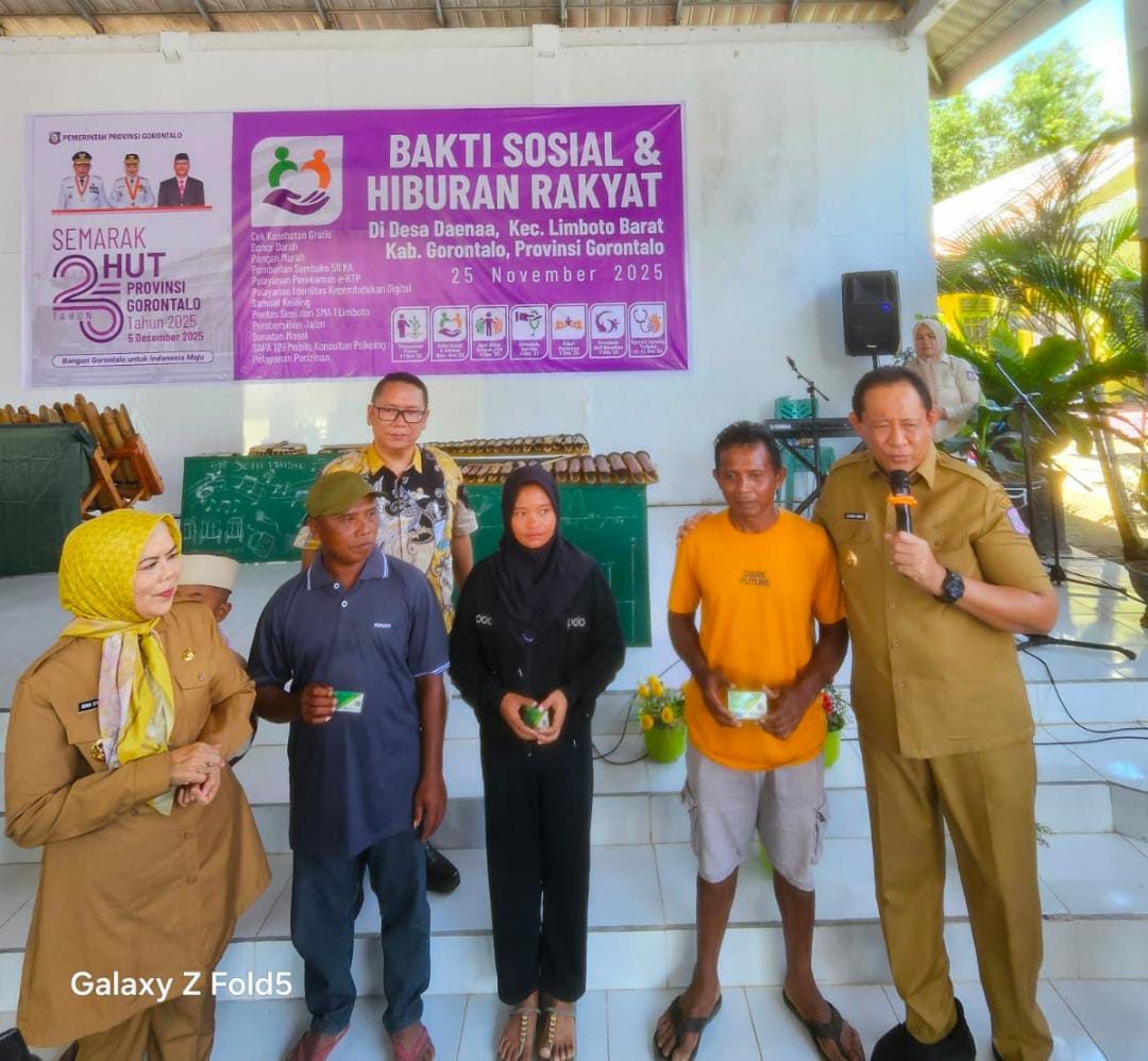 Semarak HUT ke-25 Gorontalo Dari Desa Daenaa : Gubernur dan Wakil Serahkan Kartu Jamsostek