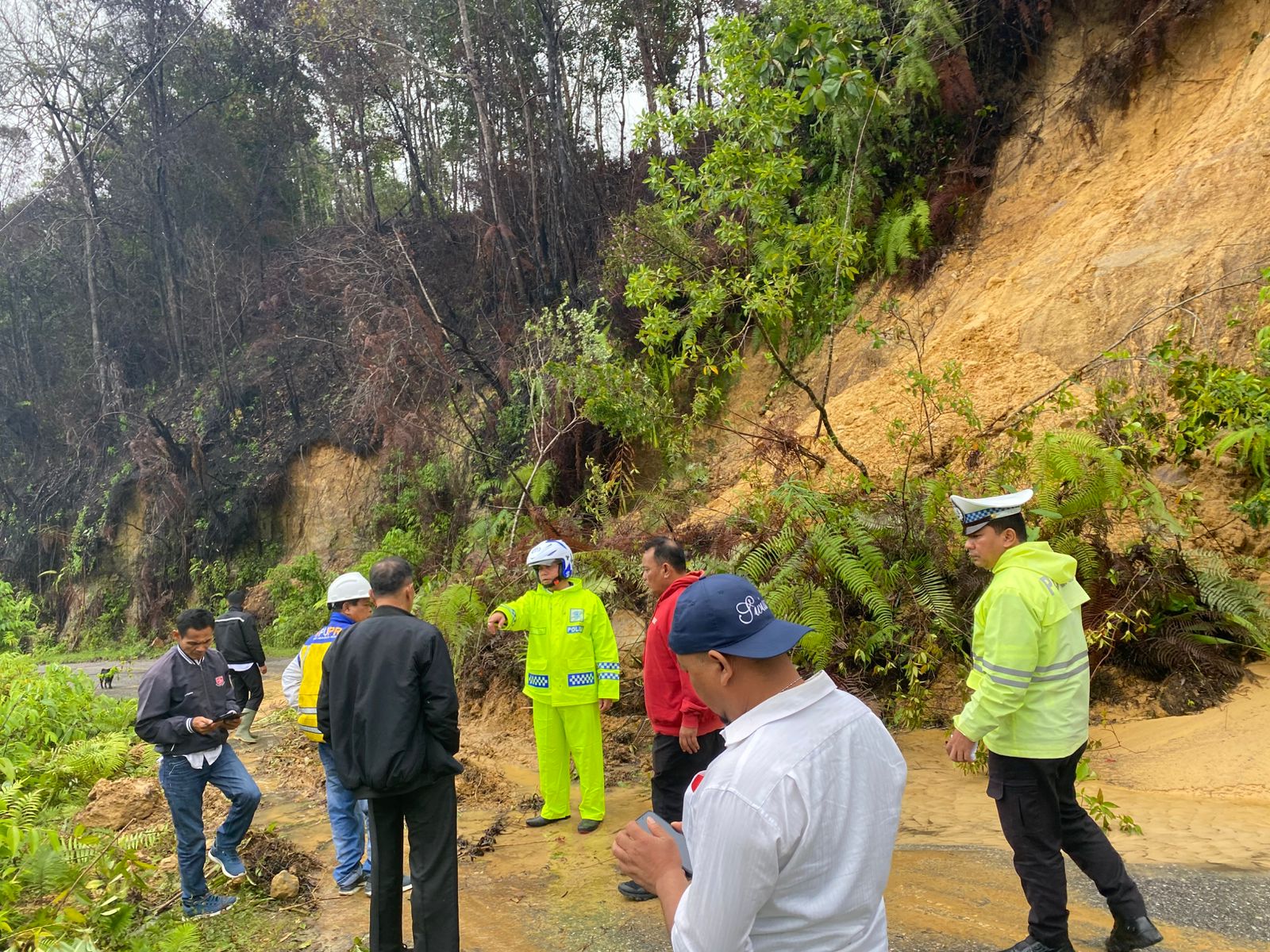 Jalinsum Pakkat–Doloksanggul Tak Bisa Dilalui, Polres Humbahas Kerahkan Personel ke Lokasi