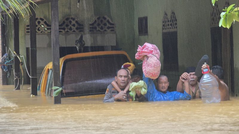 Pangkalan Brandan Banjir Disebabkan Curah Hujan Tinggi, Polres Langkat Lakukan Penanganan Cepat