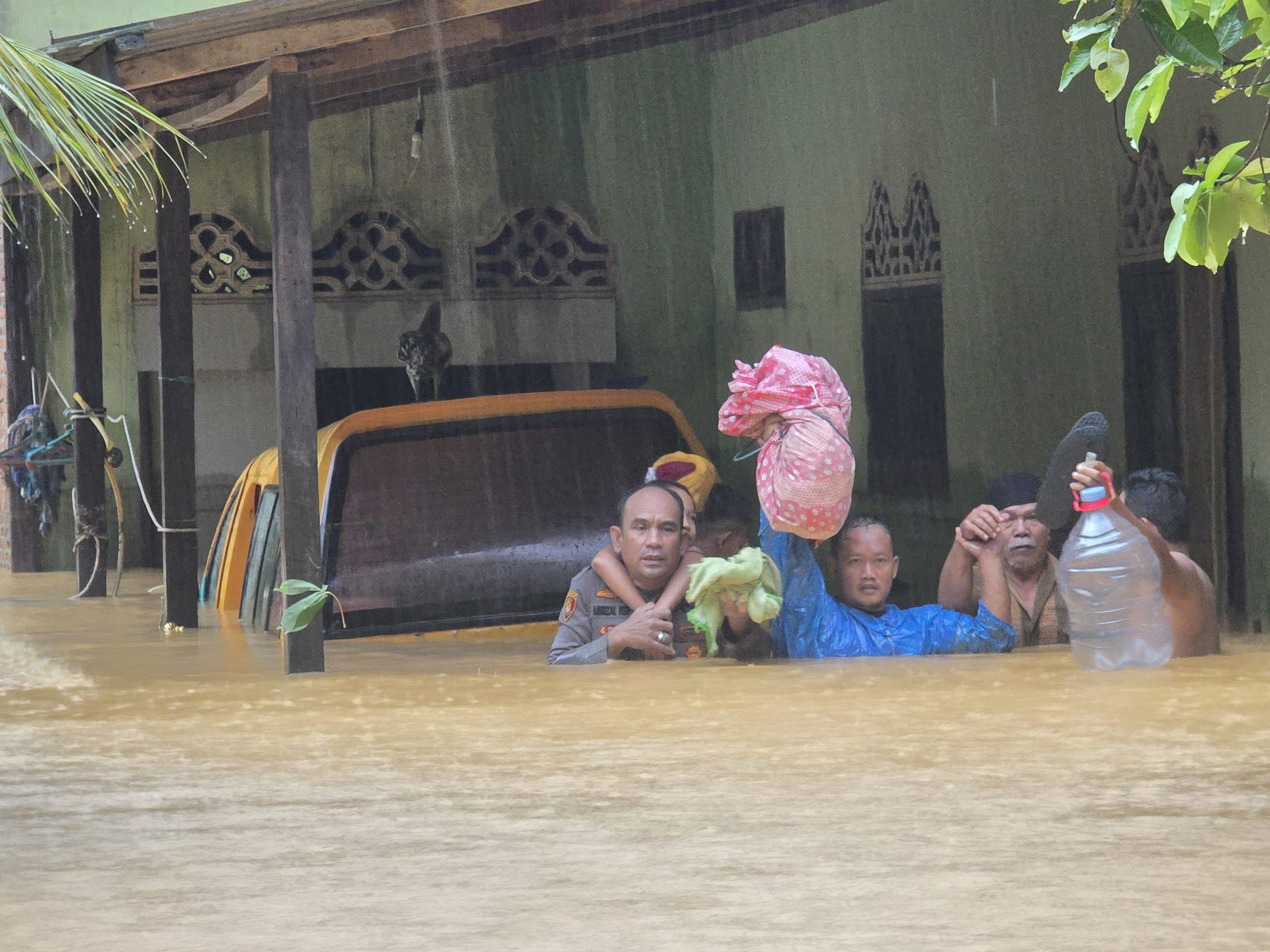 Pangkalan Brandan Banjir Disebabkan Curah Hujan Tinggi, Polres Langkat Lakukan Penanganan Cepat