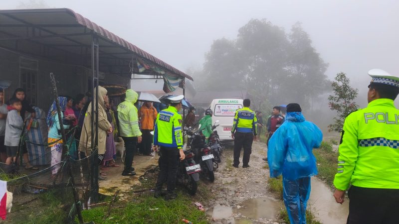Pencarian Korban Longsor Panggugunan Dihentikan Sementara, Personel Polres Humbahas Tetap Siaga di Lokasi