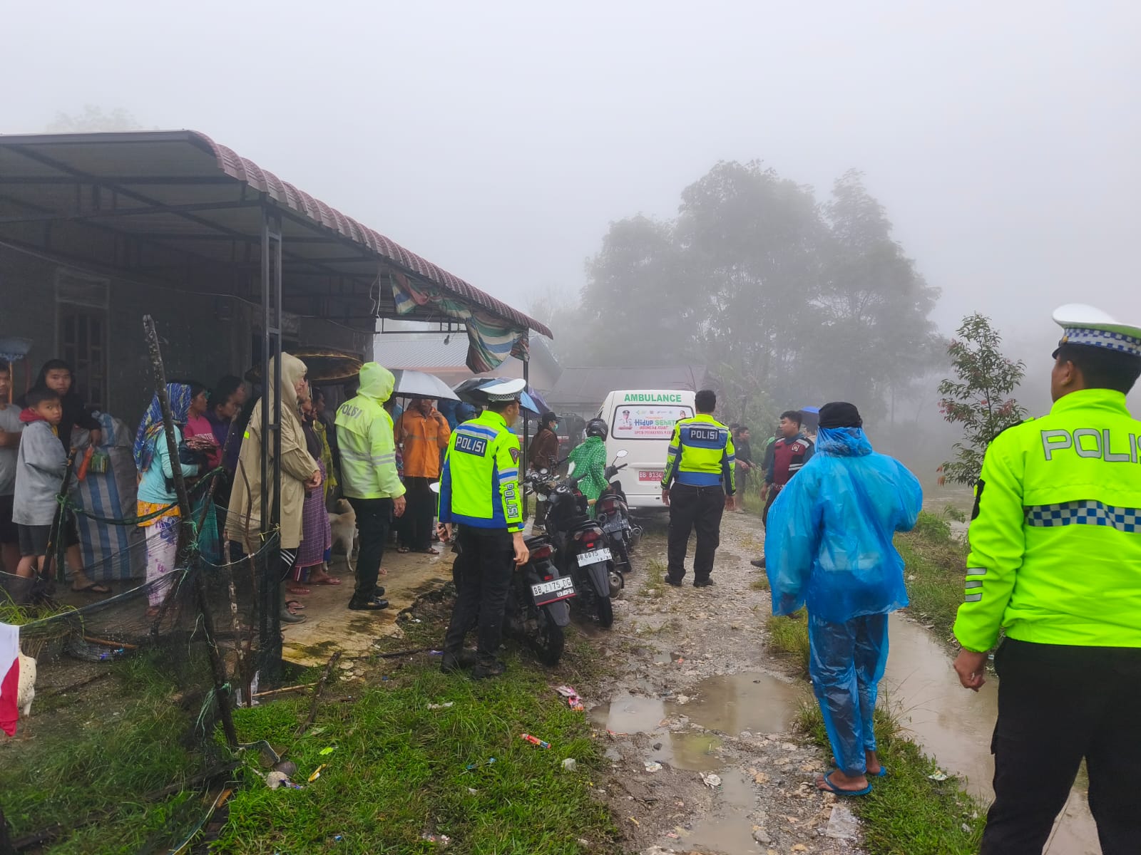 Pencarian Korban Longsor Panggugunan Dihentikan Sementara, Personel Polres Humbahas Tetap Siaga di Lokasi