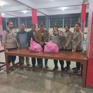 Ibu Kapolda Sumut Ny. Mona Whisnu Hermawan Februanto Beri Bantuan Kepada Korban Pengungsi Banjir di Posko Polsek Medan Timur.