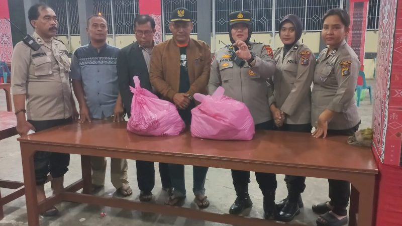 Ibu Kapolda Sumut Ny. Mona Whisnu Hermawan Februanto Beri Bantuan Kepada Korban Pengungsi Banjir di Posko Polsek Medan Timur.