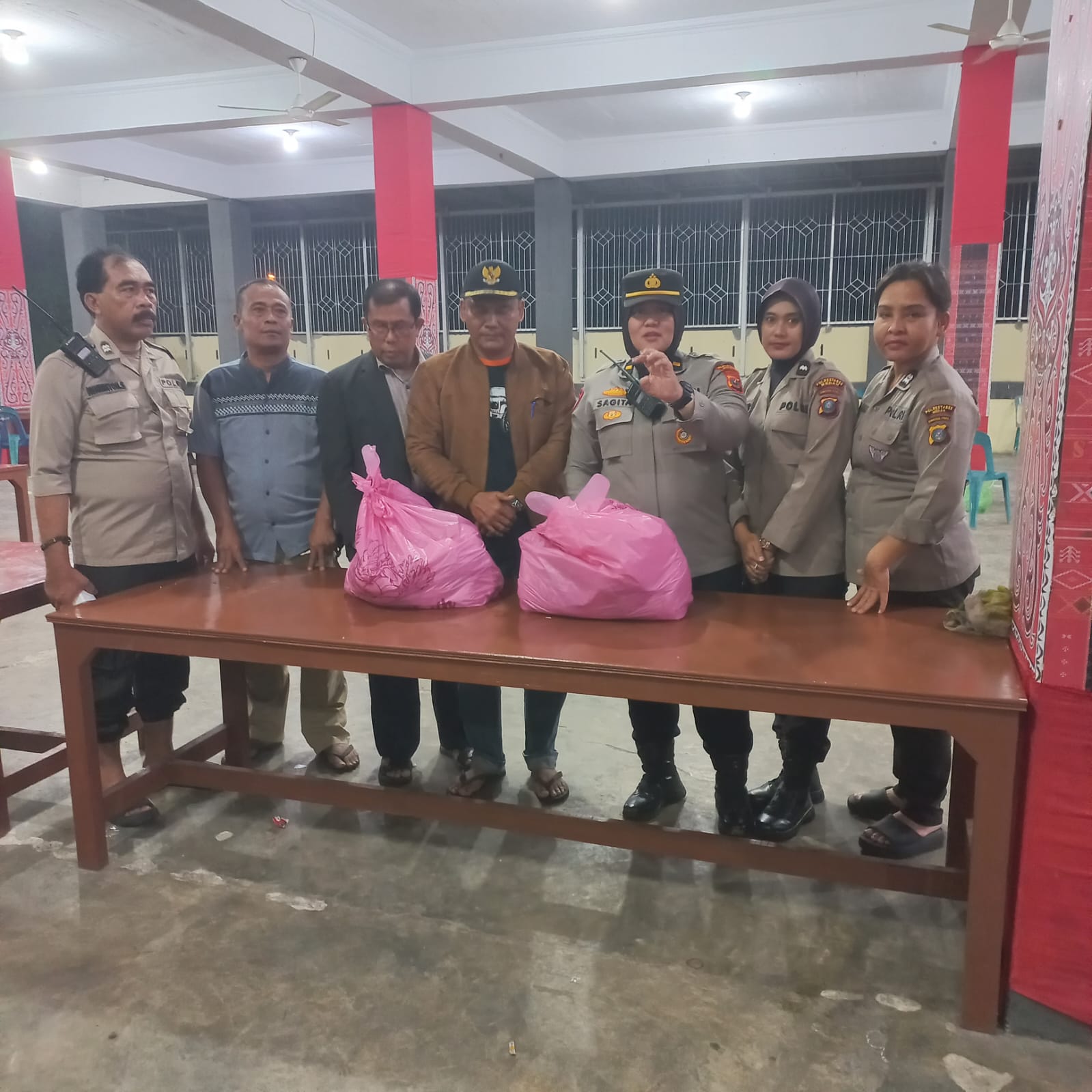 Ibu Kapolda Sumut Ny. Mona Whisnu Hermawan Februanto Beri Bantuan Kepada Korban Pengungsi Banjir di Posko Polsek Medan Timur.