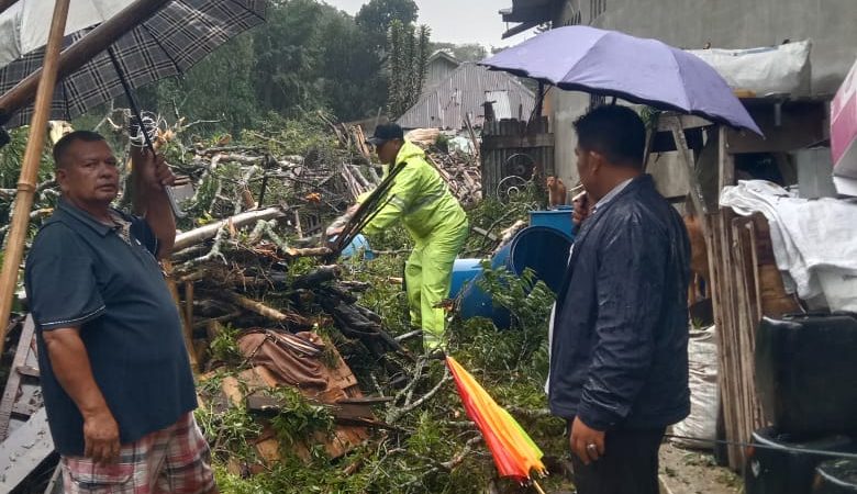 Polres Tanah Karo Responsif Tangani Longsor di Katepul Kuta, Dua Rumah Warga Terdampak