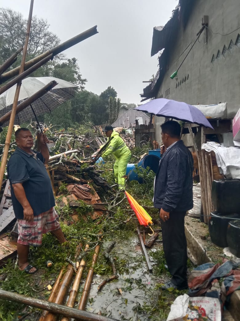 Polres Tanah Karo Responsif Tangani Longsor di Katepul Kuta, Dua Rumah Warga Terdampak