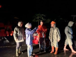 Brimob Polda Sumut Evakuasi Warga Terjebak Banjir di Desa Bukit Mas, Langkat