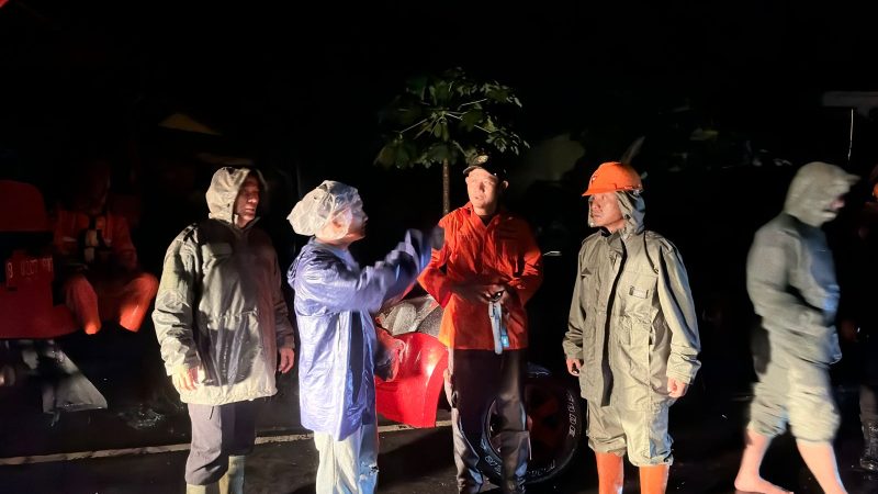 Brimob Polda Sumut Evakuasi Warga Terjebak Banjir di Desa Bukit Mas, Langkat