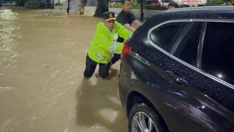 Kapolda Sumut Turun Langsung Tinjau Lokasi Banjir di Jalan Jenderal Sudirman Medan