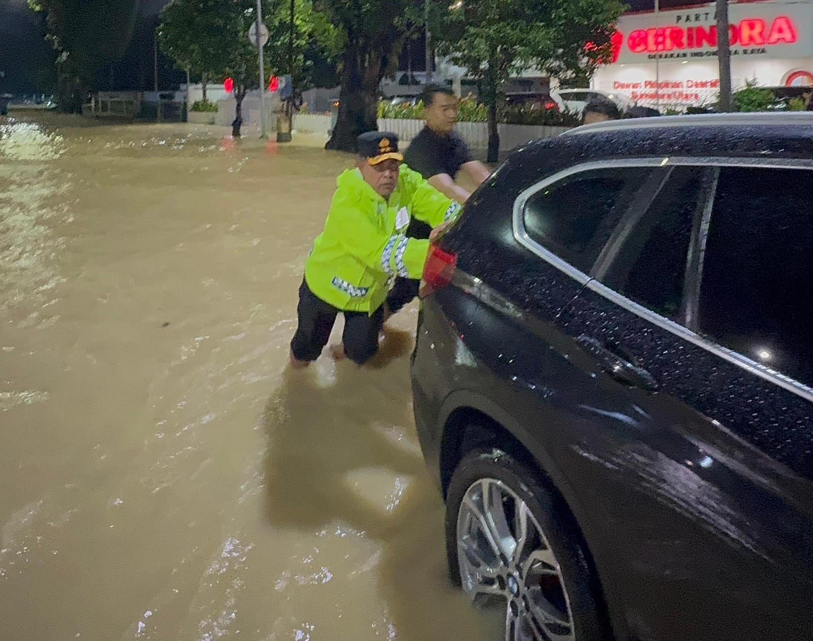 Kapolda Sumut Turun Langsung Tinjau Lokasi Banjir di Jalan Jenderal Sudirman Medan