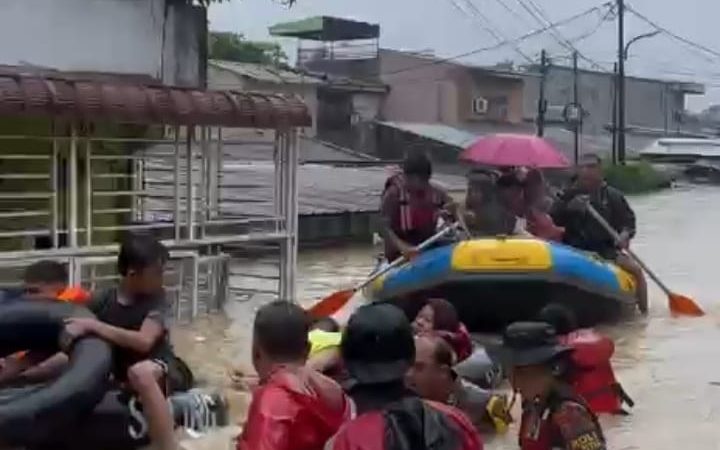 Ditsamapta Polda Sumut Terjunkan 58 Personel Evakuasi Warga Terdampak Banjir di Medan