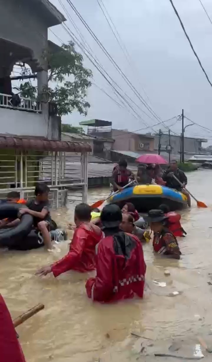 Ditsamapta Polda Sumut Terjunkan 58 Personel Evakuasi Warga Terdampak Banjir di Medan
