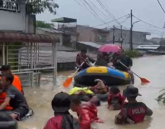 Ditsamapta Polda Sumut Terjunkan 58 Personel Evakuasi Warga Terdampak Banjir di Medan