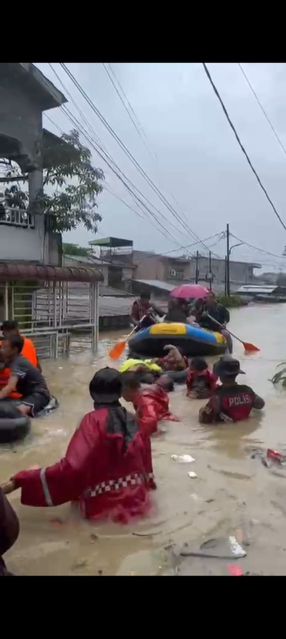 Ditsamapta Polda Sumut Terjunkan 58 Personel Evakuasi Warga Terdampak Banjir di Medan