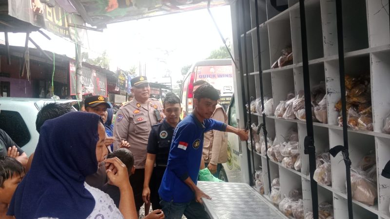 Sat Binmas Polres Langkat Salurkan Bantuan Sosial untuk Warga Terdampak Banjir di Lima Lokasi Pengungsian