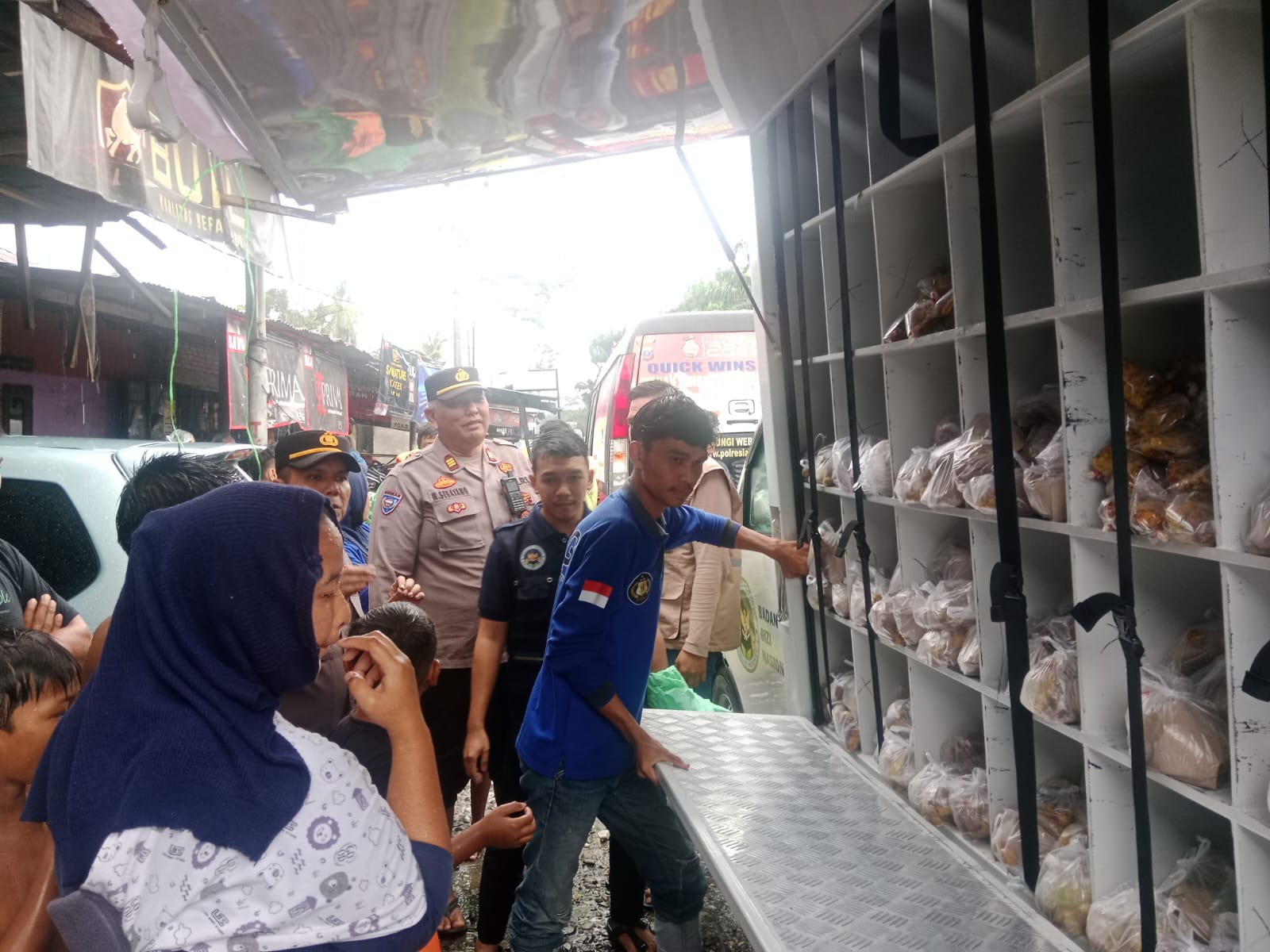 Sat Binmas Polres Langkat Salurkan Bantuan Sosial untuk Warga Terdampak Banjir di Lima Lokasi Pengungsian