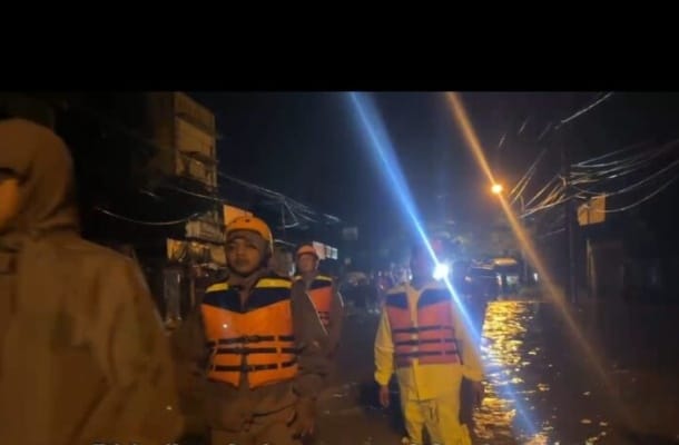 “Malam Panik di Tebing Tinggi: Brimob Yon B Pelopor Terobos Banjir Selamatkan Warga”