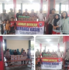 Kapolsek Medan Timur Giat Jumat Berkah Sekaligus Beri Bantuan Kepada Warga Pengungsi Banjir di Posko Banjir Polsek Medan Timur