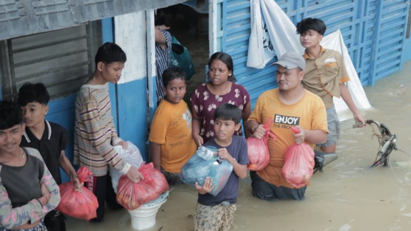 Pemko Medan Salurkan Makanan untuk Korban Banjir di Medan Barat