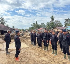 Brimob Polda Sumut Intensif Lakukan Tanggap Bencana di Tabagsel, Evakuasi Warga dan Berikan Bantuan Kemanusiaan