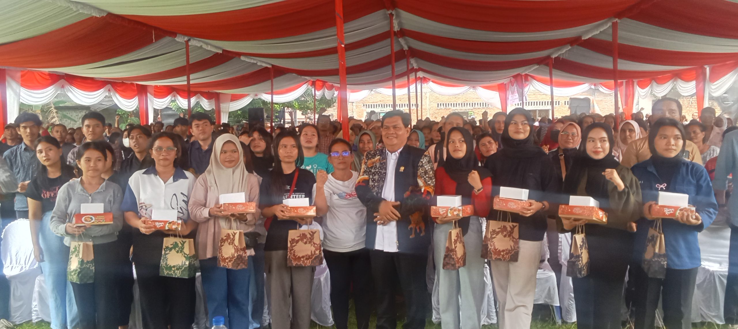 Air Mata Bahagia Mengalir di Tengah Sosialisasi, Mahasiswi Sampaikan Terima Kasih kepada Jusup Ginting