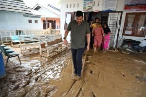 Bobby Nasution Terobos Daerah Terisolasi Banjir dan Longsor di Tapteng, Salurkan Bantuan Logistik, Air Bersih dan Internet