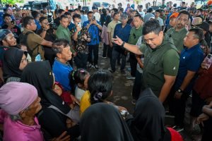 Gubernur Bobby Nasution Tinjau Korban Banjir di Langkat, Salurkan Bantuan dan Dengarkan Kebutuhan Masyarakat