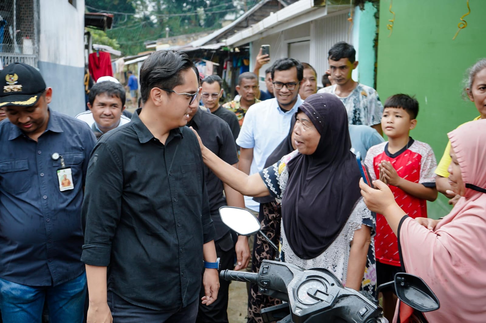 Rico Waas Tinjau Proses Pembersihan SDN 060907 yang Terendam Banjir Semeter Lebih