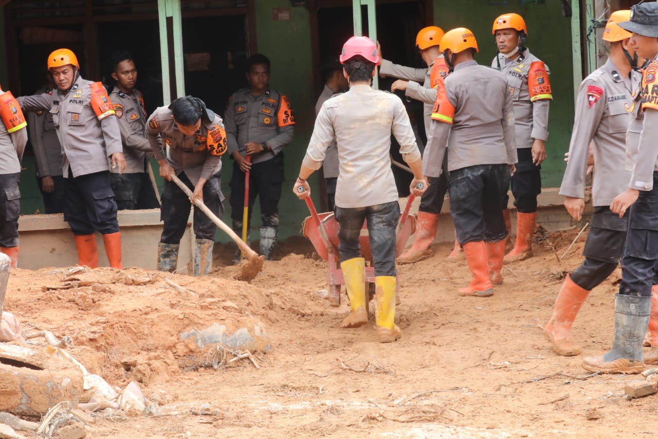 Akses Tarutung–Sibolga Mulai Terbuka, Polda Sumut Turun Percepat Pemulihan Pasca Longsor