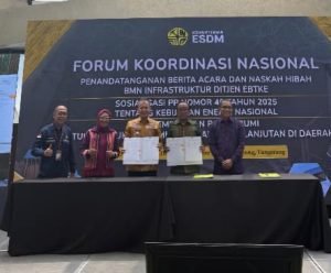 WABUP SAMOSIR TANDATANGANI NASKAH HIBAH BMN INFRASTRUKTUR DITJEN EBTKE KEMENTERIAN ESDM RI