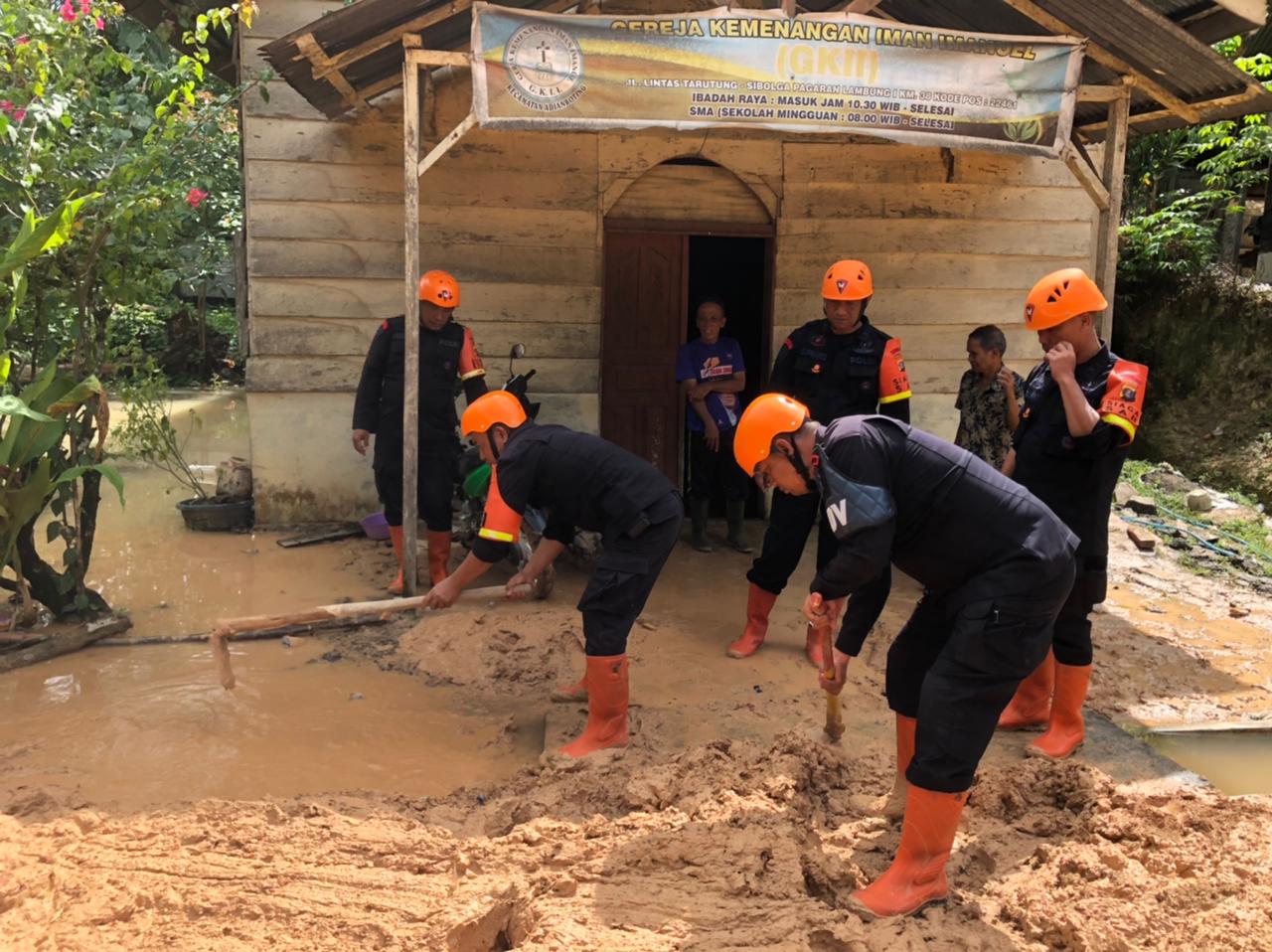 Sat Brimob Polda Sumut Laksanakan Quick Response SAR, Bantu Pembersihan Rumah Warga Terdampak Bencana di Tapanuli Utara