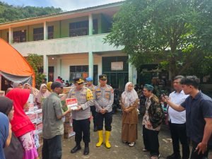 Polri Peduli Masyarakat: Polres Sibolga Salurkan Bantuan Sosial untuk Korban Bencana Alam