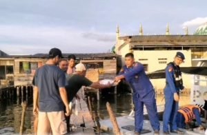 Ditpolairud Polda Sumut Salurkan Bantuan Sembako untuk Nelayan Belawan yang Terdampak Cuaca Buruk