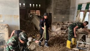 Sinergitas Kemanusiaan: TNI-Polri Bersihkan Rumah dan Bangkitkan Harapan Warga