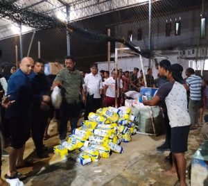 Kunjungi Lokasi Penampungan Warga Terdampak Banjir, Gubernur Bobby Berikan Bantuan 1 Truk Logistik